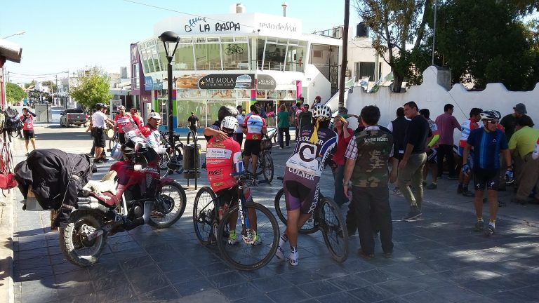 Travesía Ciclista que une la cordillera con el mar llegó a Las Grutas. Hoy acto en SAO.