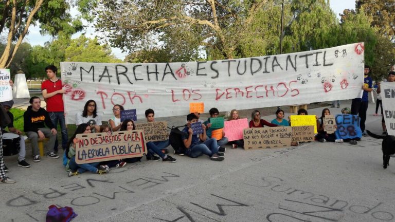 Alumnos secundarios marcharon por San Antonio Oeste en defensa de la Educación Pública