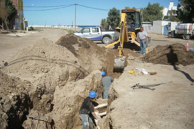 Aguas Rionegrinas realiza en Las Grutas importante obra cloacal
