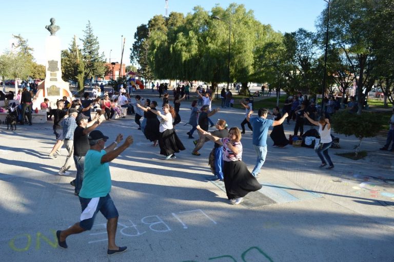 Se llevó a cabo en Plaza Centenario la iniciativa nacional “100 plazas de Folklore”