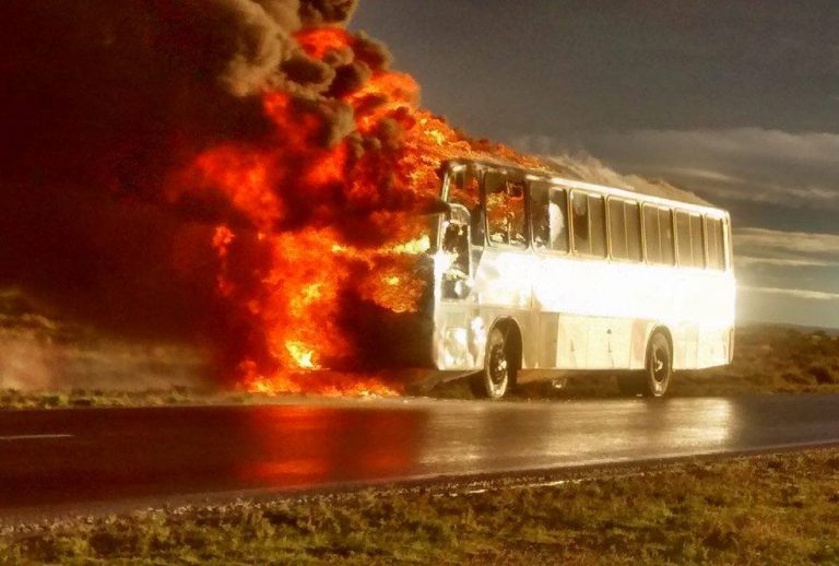 Un colectivo se incendió en su totalidad camino al Puerto de SAE. Solo daños materiales