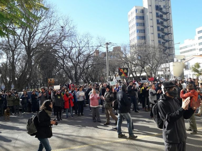 Arribaron chinos a Viedma y una multitud se movilizó en la plaza contra la central atómica