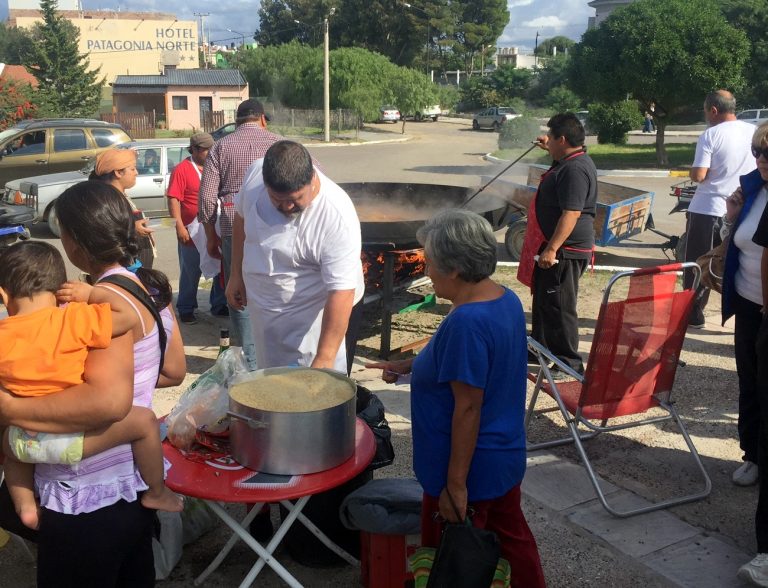 Con una gran paella y venta de pescados frescos iniciaron los eventos gastronómicos en Las Grutas