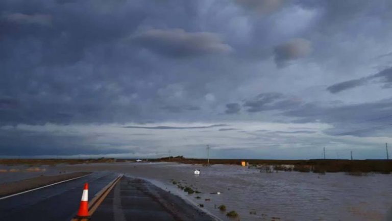 Intensas lluvias: municipio cortó calles por acumulación de agua en San Antonio Oeste