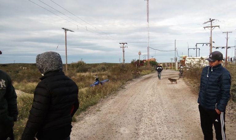 Vecinos autoconvocados de Las Grutas bloquean la tranquera al sitio donde desechan langostinos