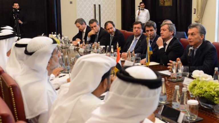 Weretilneck con funcionarios y empresarios en Emiratos Árabes