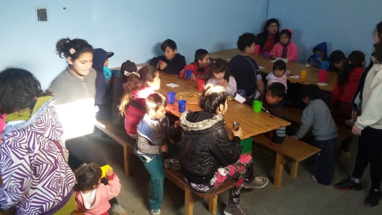 Más de 40 niños asisten al comedor comunitario en Las Grutas