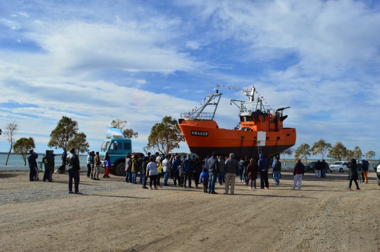 El barco “Amadeo” llegó a la costanera sanantoniense a la espera de su botadura