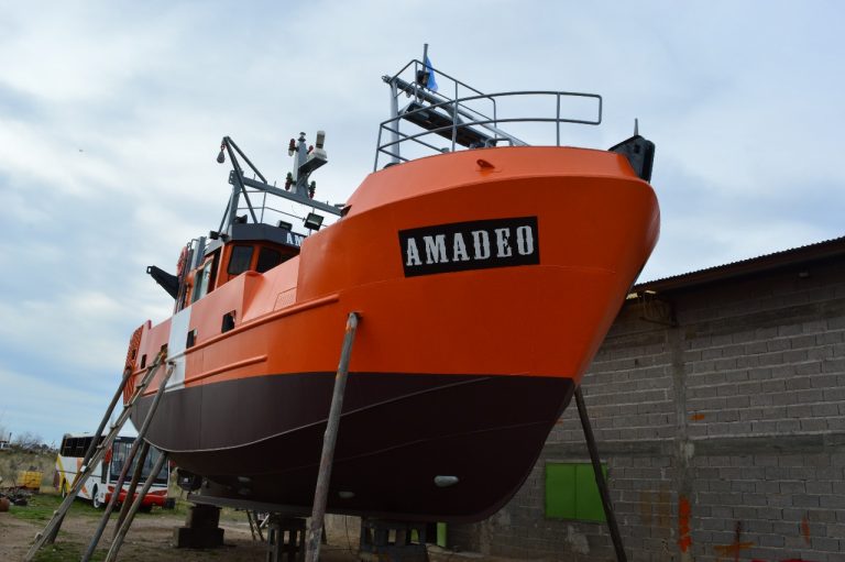En San Antonio Oeste se armó “Amadeo” el primer barco rionegrino. Este lunes será botado en el muelle local.