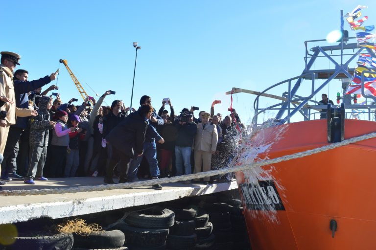 La botadura del barco “Amadeo” fue una fiesta para San Antonio Oeste