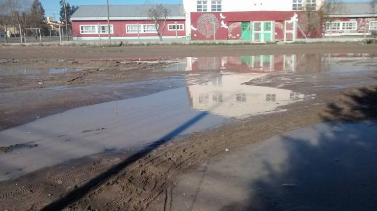 Piden la reparación de calles tras las lluvias. Padres se quejaron por el ingreso al Jardín 88 y la Escuela 359.
