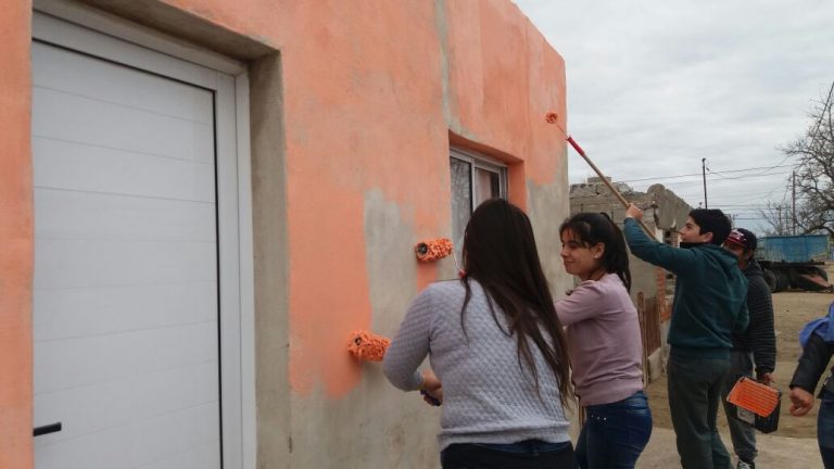 Los chicos cumplieron: pintaron el merendero del barrio El Progreso