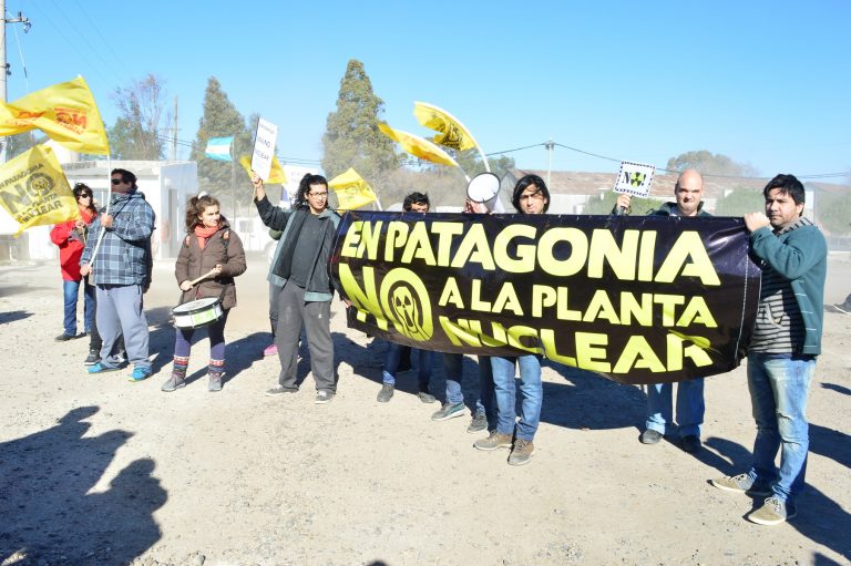 La protesta por la central nuclear dijo presente en el muelle sanantoniense