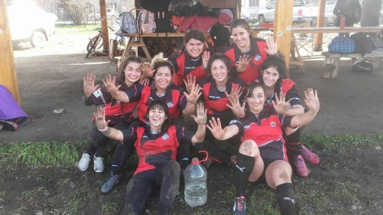 Squalos rugby femenino se presentó en El Bolsón