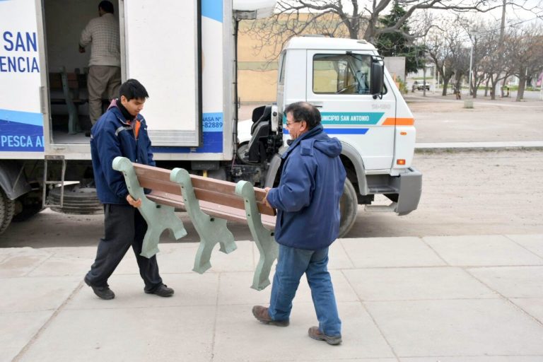 Entregaron bancos reciclados a la Escuela 146