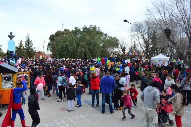 Multitudinaria celebración del Día del Niño en la plaza Centenario
