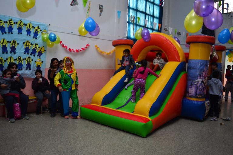 Junta vecinal del barrio el Progreso festejó el Día del Niño en el SUM de las 30 viviendas