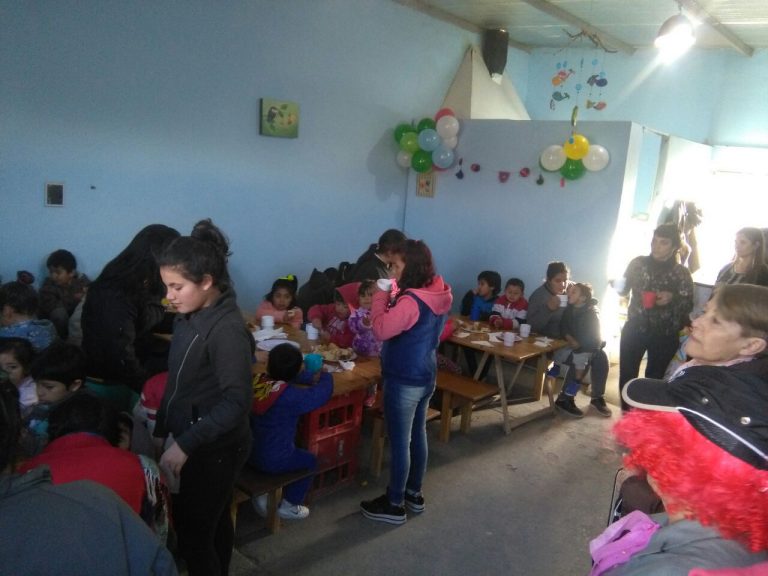 El Centro de Jubilados de Las Grutas homenajeó a los niños del merendero La Colmena