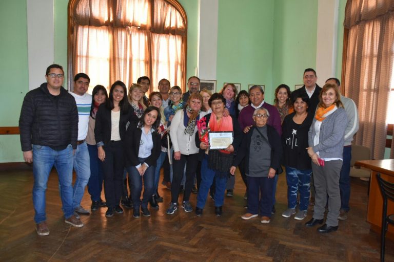 El ejecutivo agasajó a empleada municipal que se jubiló