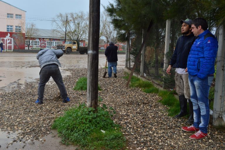 Jardín 88, imposible el barro: padres buscaron piedras para rellenar. Después apareció el municipio.