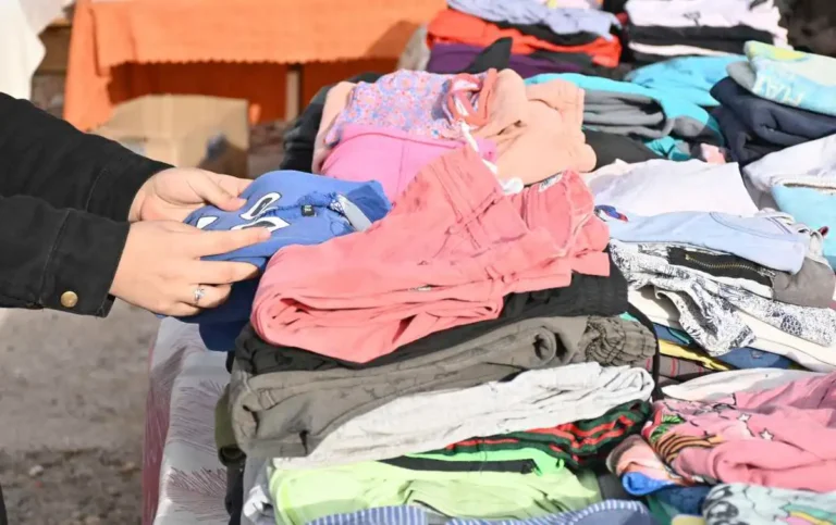 Puerto del Este: el roperito comunitario cumple cuatro años y refuerza la ayuda solidaria ante la llegada del frío