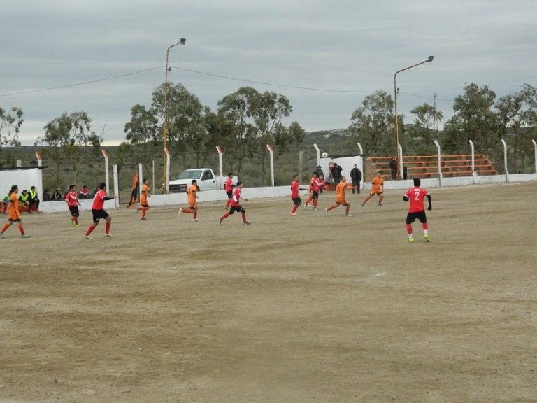 LRA de fútbol: Ferro e Independiente arrancaron ganando. Empate de Las Grutas.