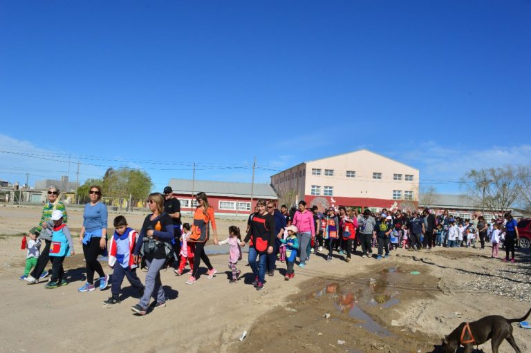 La Escuela N° 359 realizo una caminata en el marco “Mi Escuela Saludable y Activa”