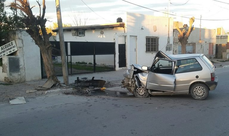 San Antonio Oeste: violento choque contra una columna de alumbrado