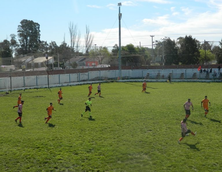 Fútbol de la LRA: ganó Independiente y quedó solo en la punta del campeonato único