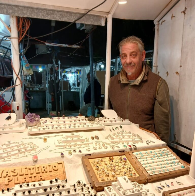 Las Grutas celebra los 50 años de la histórica Feria Víctor Menjolou, símbolo cultural y turístico Las Grutas celebra los 50 años de la histórica Feria Víctor Menjolou, símbolo cultural y turístico