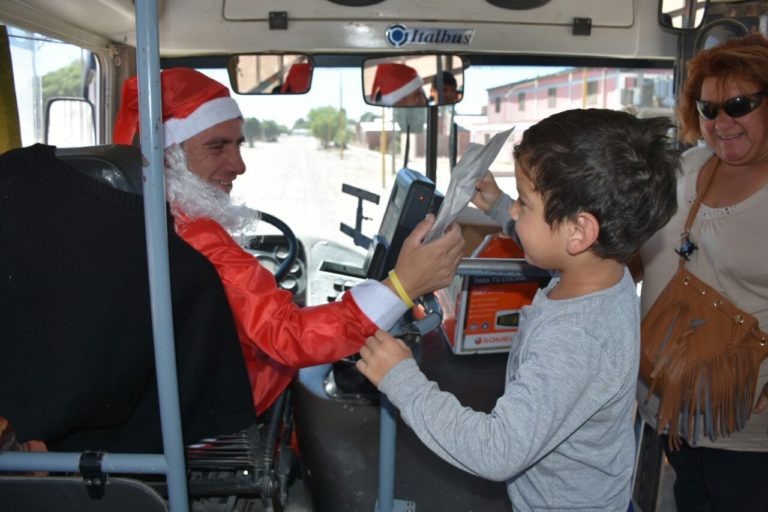 Papa Noel sorprendió a los pasajeros de Las Grutas y entregó presentes