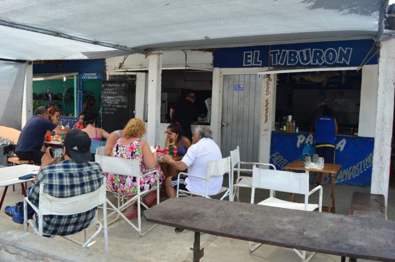 Artesanías y excelente gastronomía en el paseo en la costanera de San Antonio Oeste