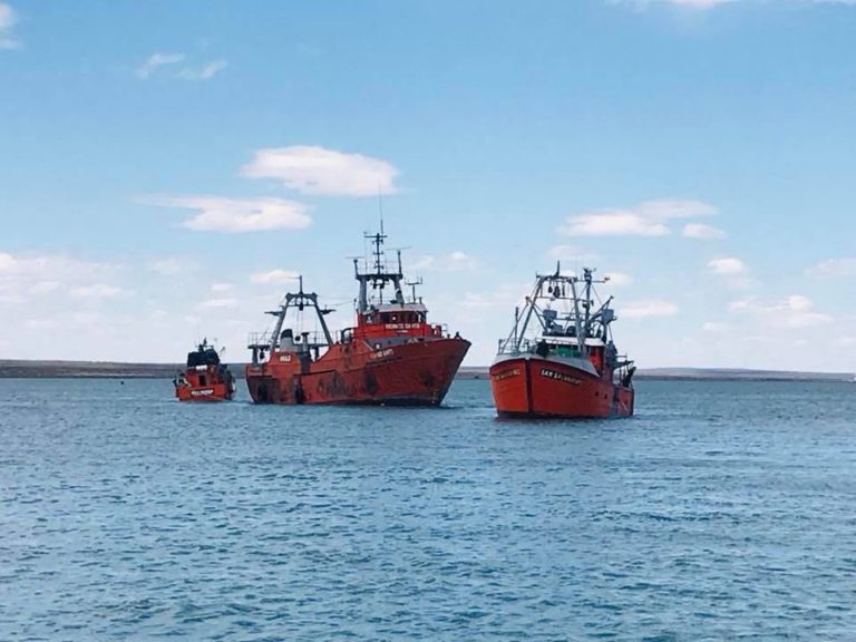 El “San Salvador II” remolcó al “Viernes Santo” desde SAE al muelle municipal