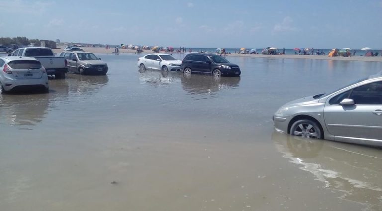 La Defensoría del Pueblo no quiere que los autos queden atrapados por la marea