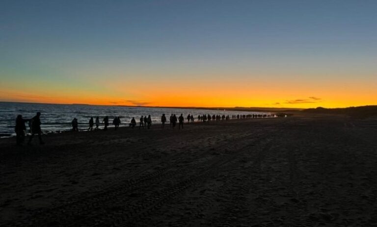 Las caminatas nocturnas guiadas son un éxito de la temporada en Las Grutas Las caminatas nocturnas guiadas son un éxito de la temporada en Las Grutas