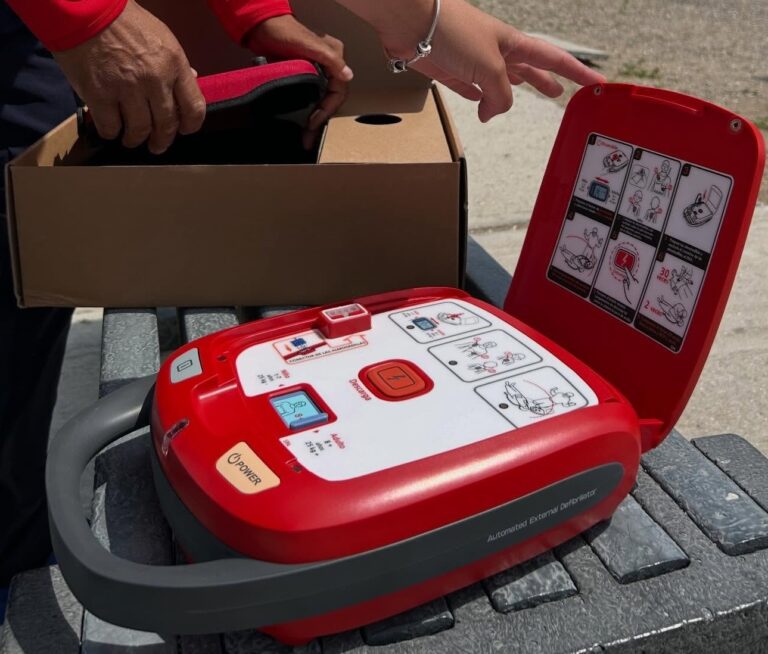 Los guardavidas de San Antonio y Las Grutas cuentan con desfibriladores automáticos. Los guardavidas de San Antonio y Las Grutas cuentan con desfibriladores automáticos.