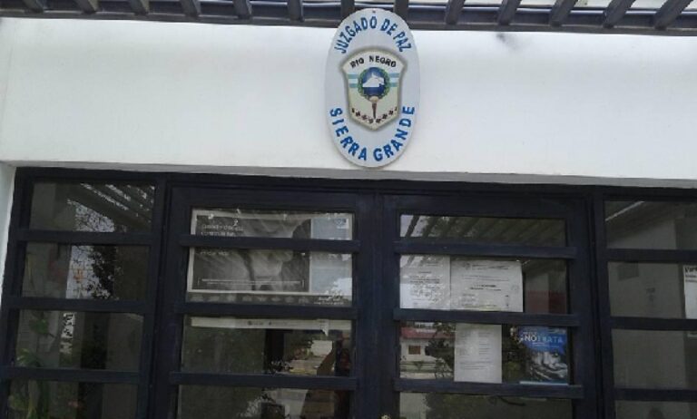 Un emoji en redes sociales terminó en una prohibición de contacto entre dos vecinos de Sierra Grande Un emoji en redes sociales terminó en una prohibición de contacto entre dos vecinos de Sierra Grande