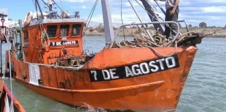 Investigan porqué el “7 de Agosto” no estaba dentro de los límites permitidos para la pesca de un buque de rada-ría