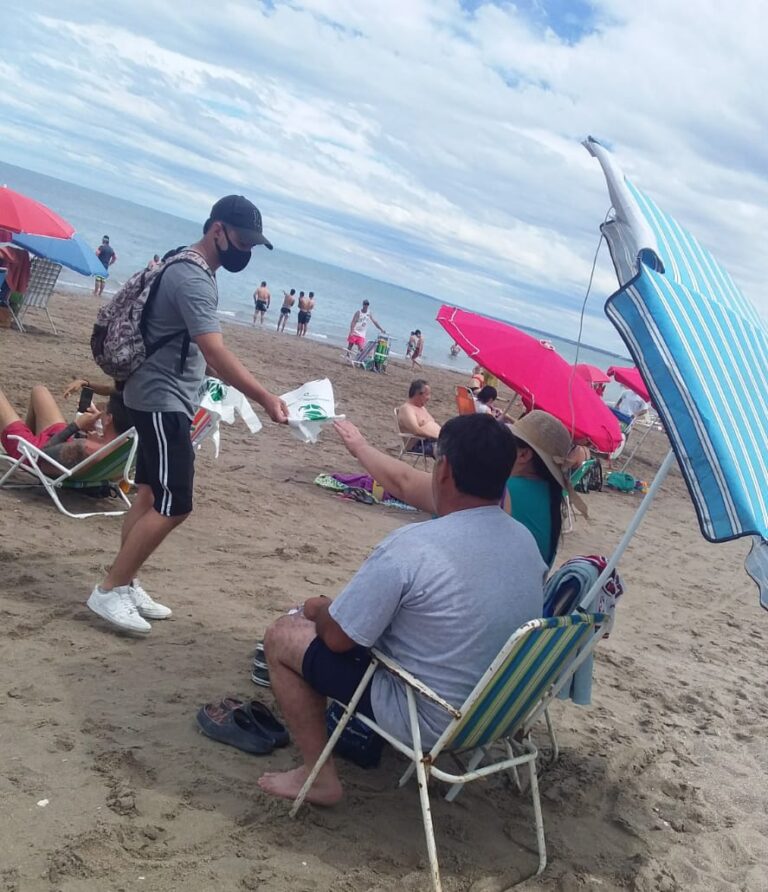 Las Grutas: Municipio entregó bolsas reutilizables a los turistas y residentes