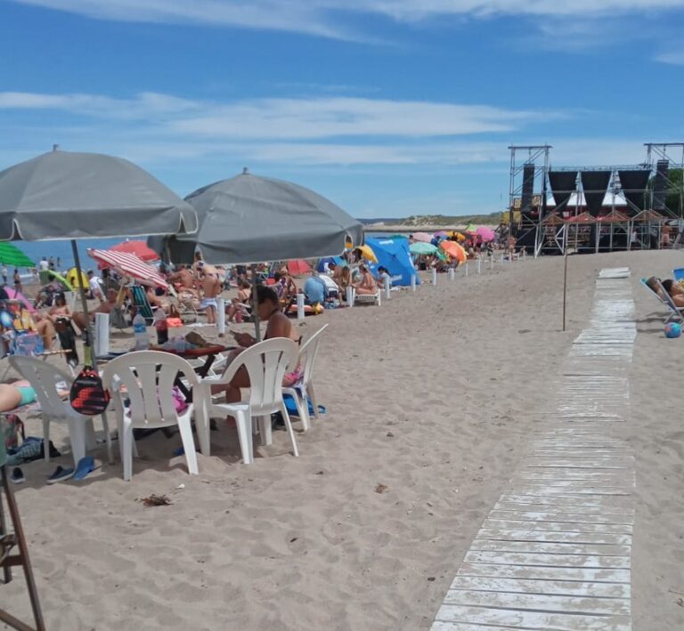 Las Grutas: municipio ordenó retirar a un privado cadenas y postes que delimitaban un sector de la playa