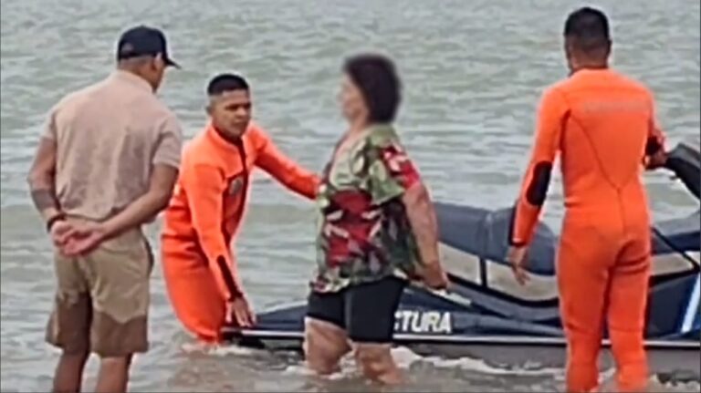 Las Grutas: Prefectura rescató una mujer que quedó rodeada por el agua al subir la marea