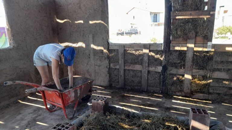 Este domingo realizan un encuentro de construcción natural e invitan a la comunidad a participar “de la minga”