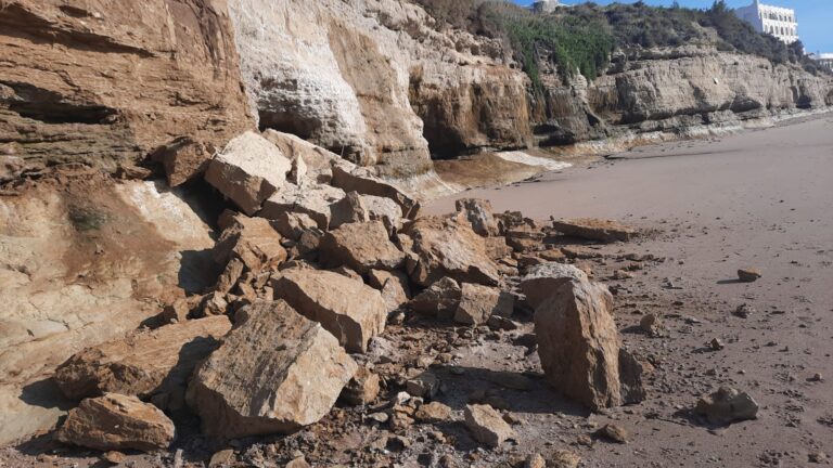 Otro desprendimiento en los acantilados de Las Grutas