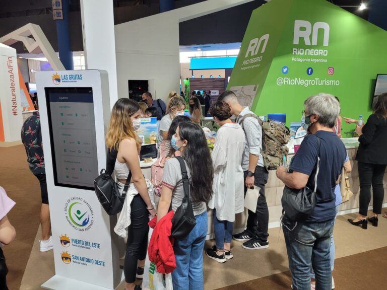 Con un stand tecnológico, Las Grutas muestra su potencialidad en la FIT