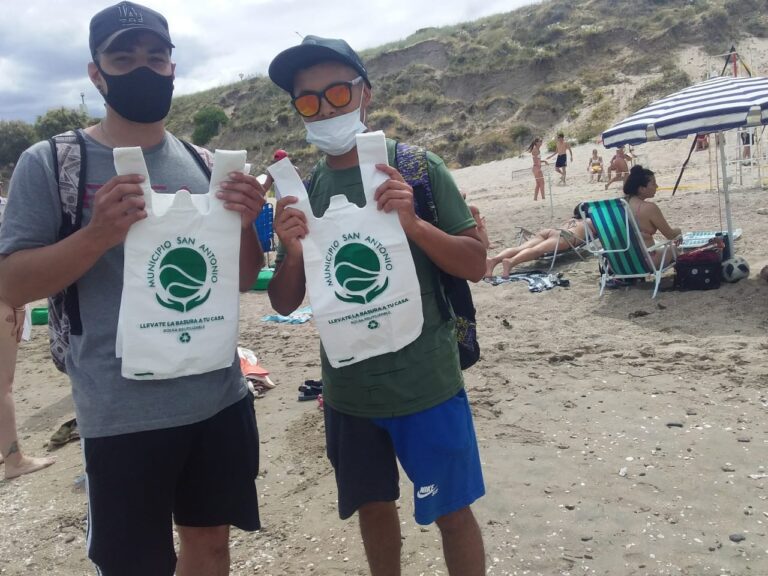Las Grutas: no habrá cestos de basura en la playa, guardas ambientales repartirán bolsas reutilizables