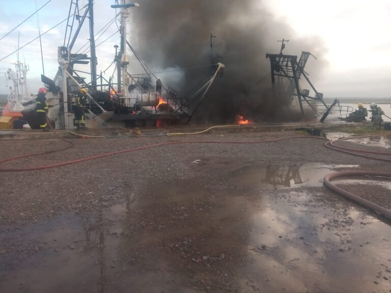 Tras el incendio de un barco, piden informes si existen inspecciones de seguridad en el muelle