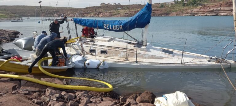 Buzos de San Antonio Oeste rescataron un velero en el lago de El Chocón