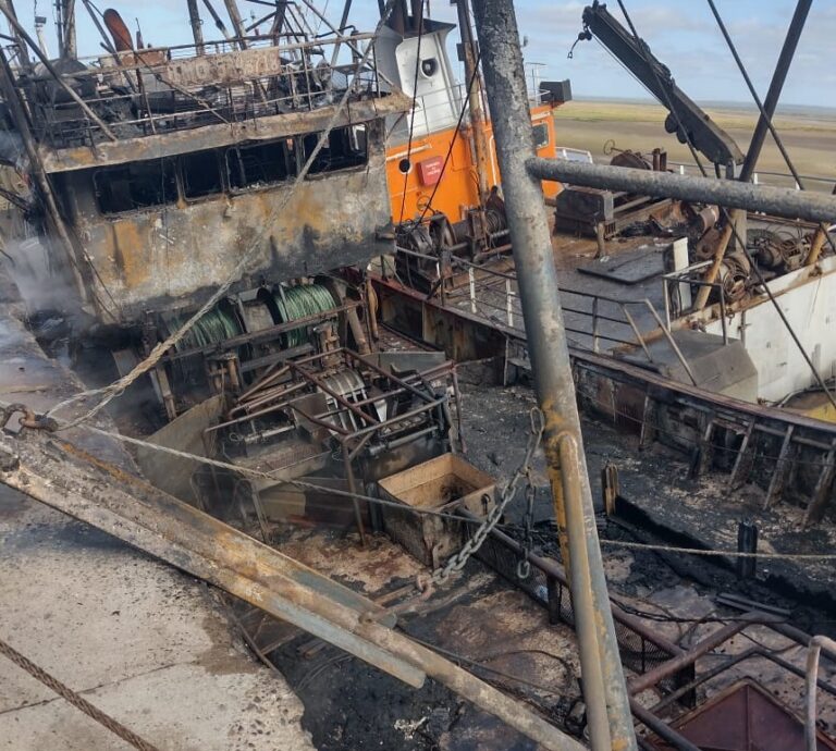 SAO: investigarán las causas del incendio del pesquero Sumatra