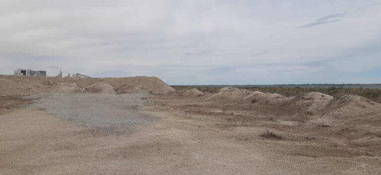 “ALPAT acumula residuos industriales a metros de su planta procesadora cerca del mar”