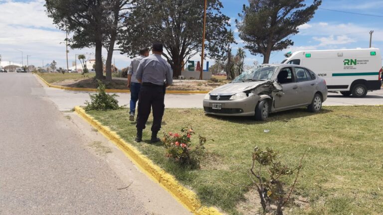 Choque y vuelco en la rotonda que separa las avenidas y la ruta de acceso a Las Grutas